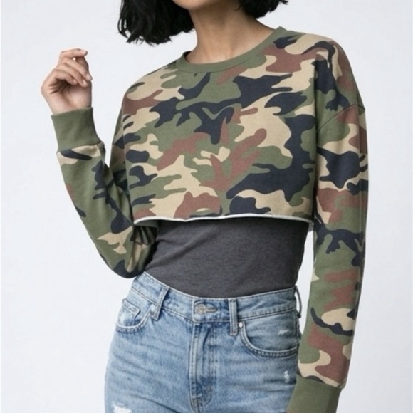 Forever 21 Tops - Forever 21 Camouflage Cropped Sweatshirt